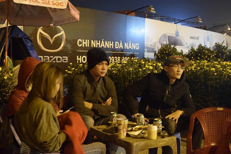 Cảnh màn trời chiếu đất trong giá lạnh của người bán hoa Tết ở Đà Nẵng