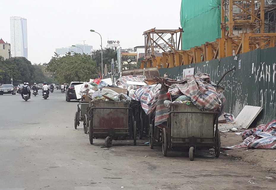 Hà Nội: Xe rác án ngữ lòng đường, cản trở giao thông