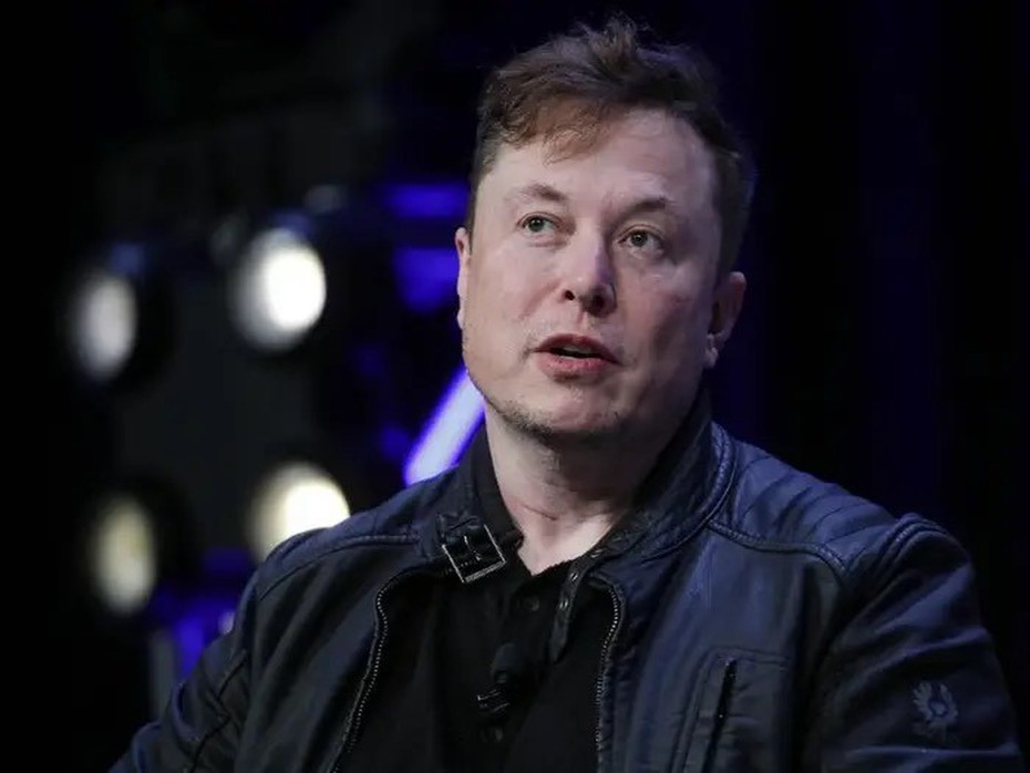 Elon Musk gọi các nhà máy mới của Tesla như "lò đốt tiền khổng lồ"