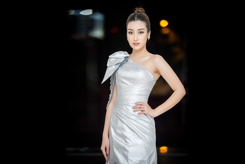 Mỹ Linh vai trần gợi cảm tỏa sáng cùng top 15 Miss Cao Đẳng Y Dược Asean