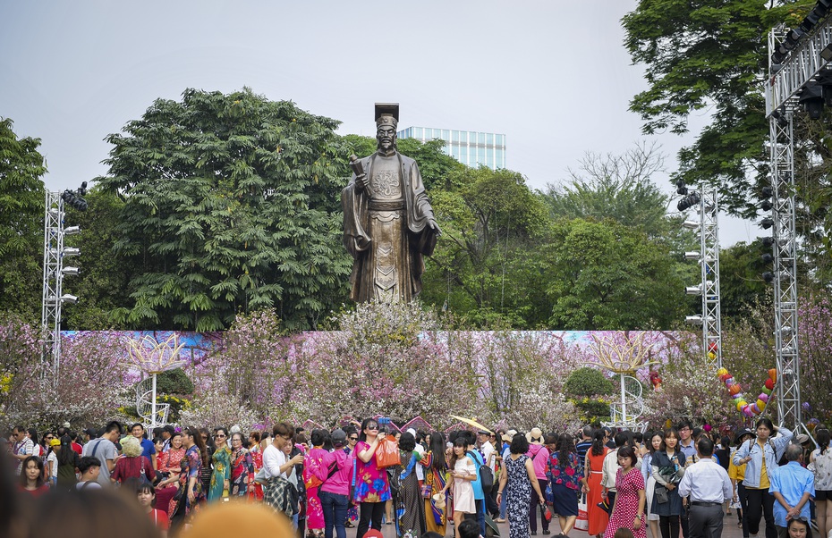 Dòng người hào hứng tham gia Lễ hội hoa anh đào 2019