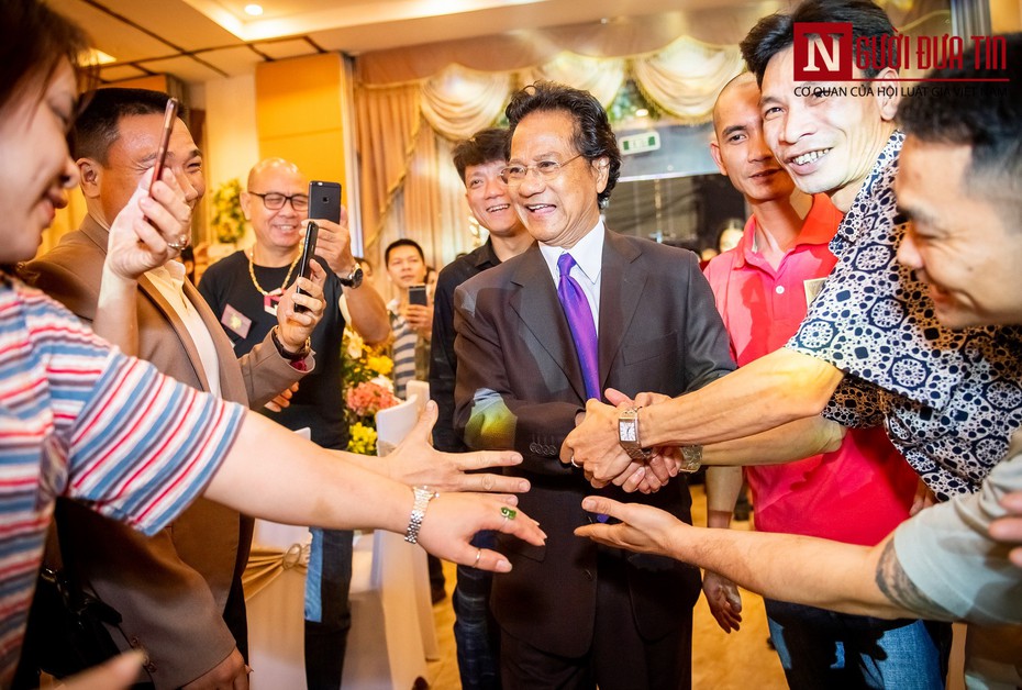 Hàng trăm người hâm mộ Hà Nội tổ chức sinh nhật lần thứ 77 cho danh ca Chế Linh