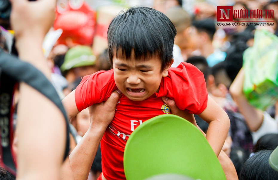 Trẻ khóc nấc, người già ngạt thở tại lễ hội Đền Hùng