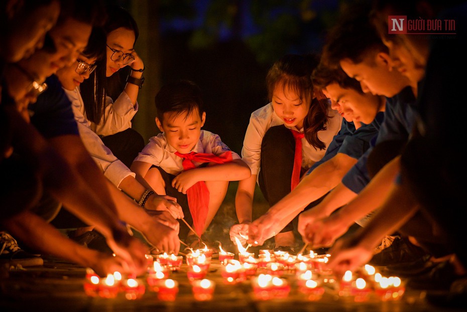 Tuổi trẻ Thủ đô thắp nến tri ân Đại tướng Võ Nguyên Giáp ngày chiến thắng Điện Biên Phủ