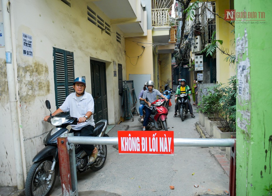 Ngách phố Hà Nội bất ngờ "mọc" barie chắn đường