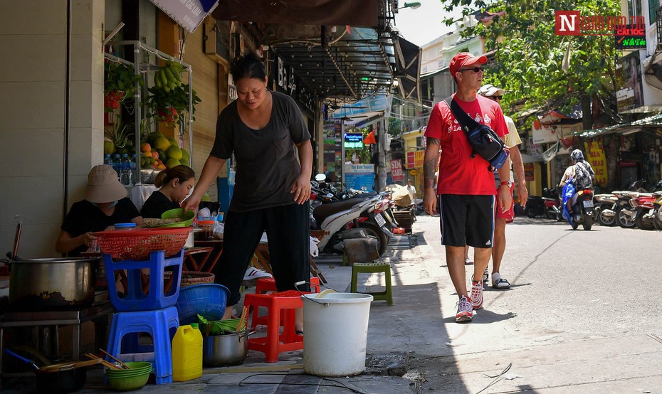 Xe cộ, hàng quán "nuốt" vỉa hè phố cổ Hà Nội