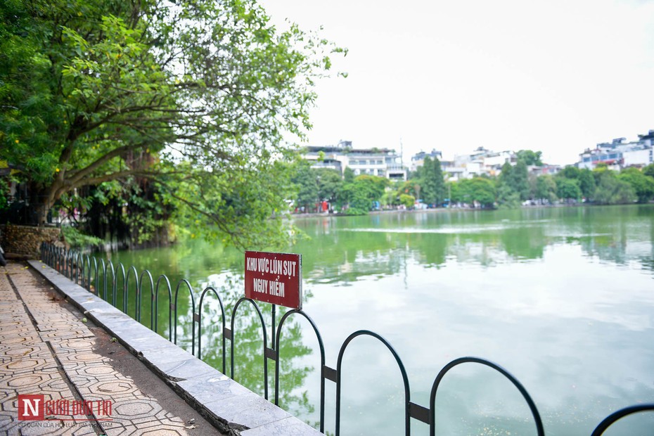 Dựng rào sắt, dựng biển cảnh báo sụt lún nguy hiểm khu bờ kè, đường dạo Hồ Gươm