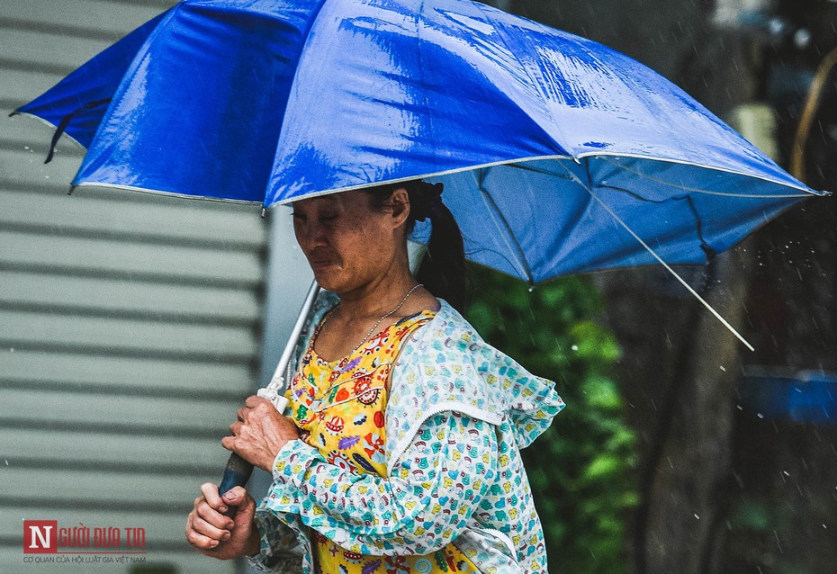 Chùm ảnh: Người dân Thủ đô chật vật di chuyển trong ngày mưa bão