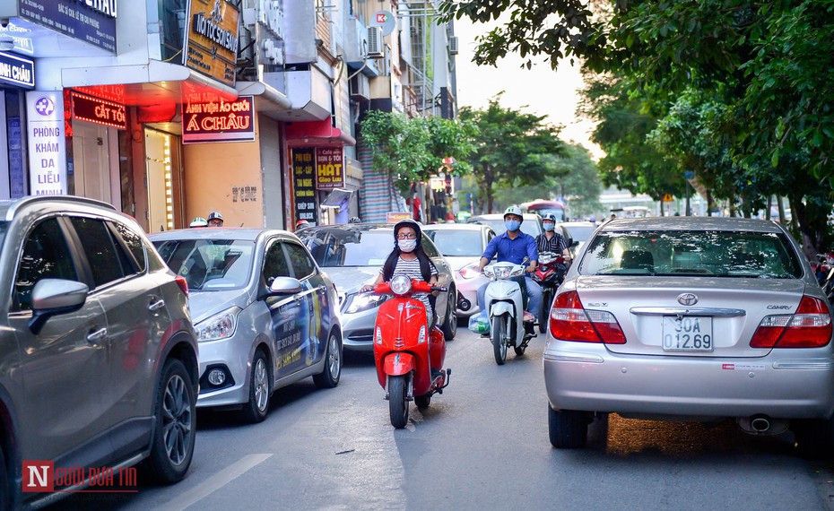 Hà Nội: Hàng loạt ô tô nối đuôi nhau đỗ xe lấn chiếm lòng đường, gây ùn tắc giao thông