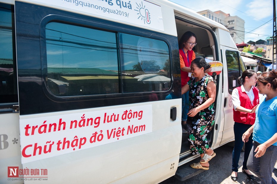 Hà Nội: Thành lập hàng loạt điểm cố định, xe buýt tránh nóng miễn phí cho người lao động