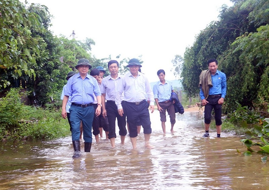 Bộ trưởng Trần Hồng Hà lội nước, thăm người dân vùng lũ Quảng Bình