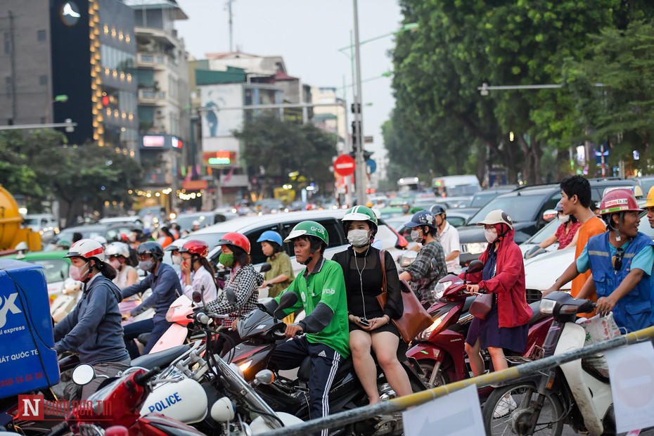 Hà Nội: Rào đường Kim Mã khiến giao thông ùn tắc