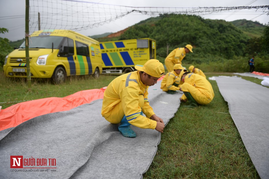 Công ty Nước sạch sông Đà “gấp rút” đặt tấm lọc dầu sau nhiều ngày ô nhiễm