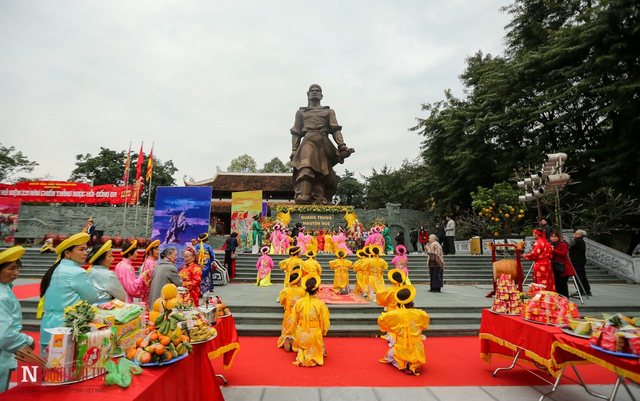 Hàng nghìn người dâng hương tưởng nhớ vua Quang Trung