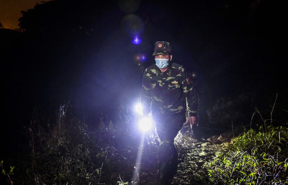 Bộ đội biên phòng dựng lán trắng đêm canh giữ biên giới phòng dịch corona