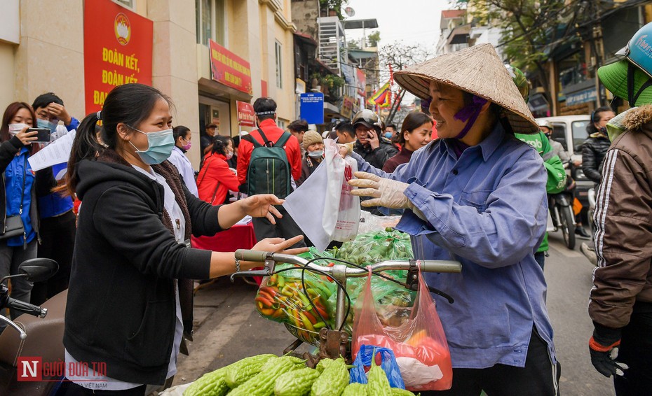 Người dân xếp hàng dài nhận nước rửa tay miễn phí