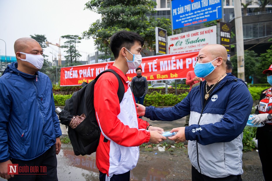 Phòng dịch Covid-19: Hơn 1 vạn khẩu trang được phát miễn phí cho người dân