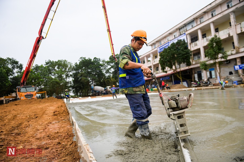 Gần 200 công nhân gấp rút cái tạo bệnh viện bỏ hoang thành khu cách ly