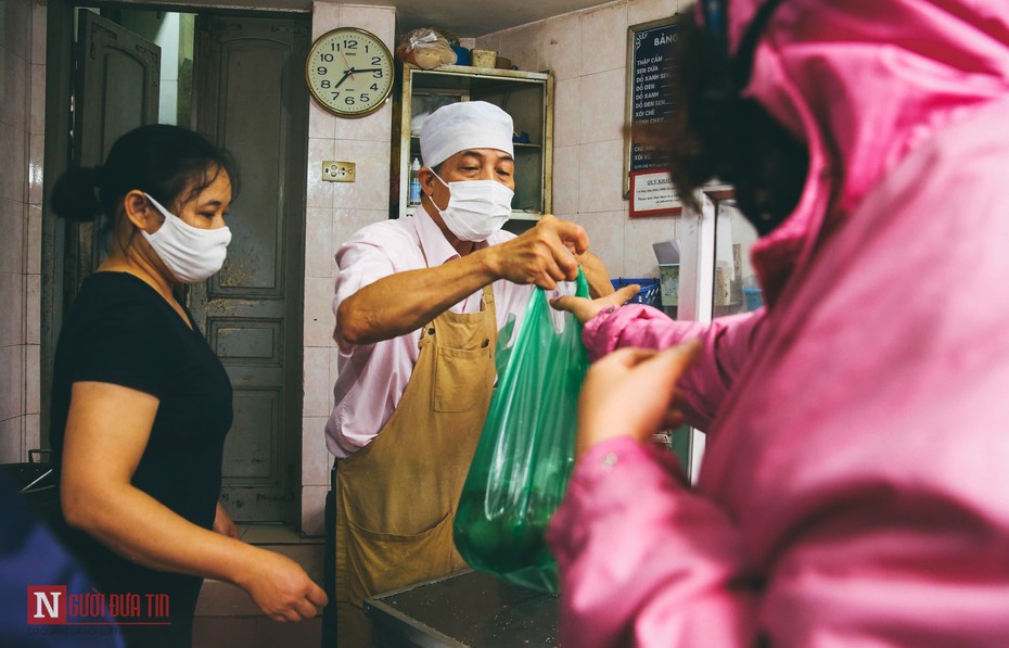 Người dân xếp hàng mua bánh trôi, bánh chay dịp Tết Hàn Thực