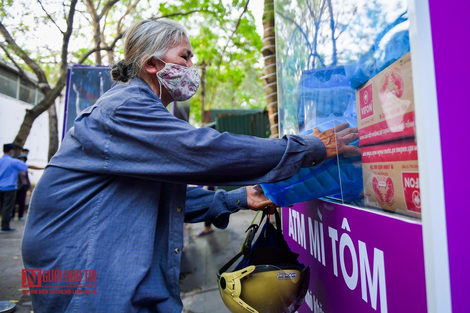 Sau “ATM gạo”, bác sĩ mở “ATM mì tôm” giúp đỡ người có hoàn cảnh khó khăn