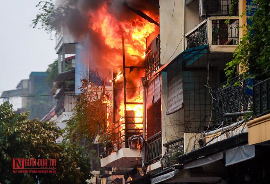 Cháy lớn ngôi nhà trong phố cổ Hà Nội