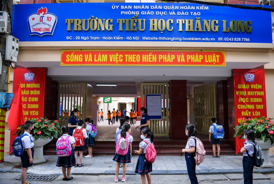 Hà Nội: Học sinh tiểu học háo hức đến trường sau nghỉ phòng dịch COVID-19