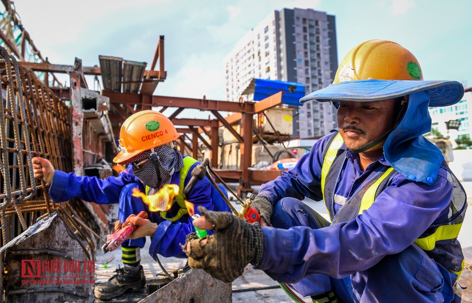 Công nhân đội nắng gấp rút thi công đường vành đai 3