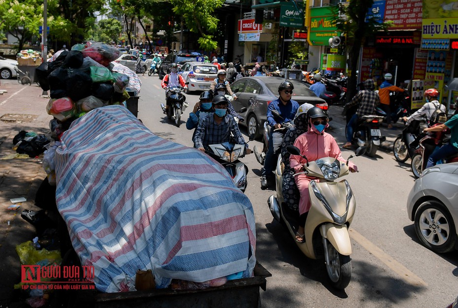 Hà Nội: Rác thải tràn ngập nội đô, gây ùn tắc giao thông