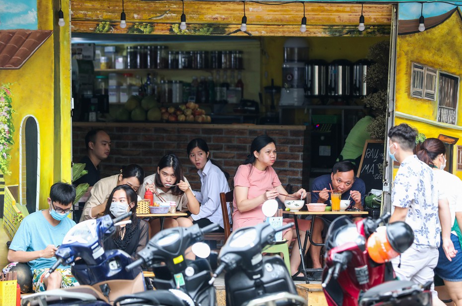 Hà Nội: Nhiều hàng quán buôn bán bình thường sau yêu cầu giãn cách