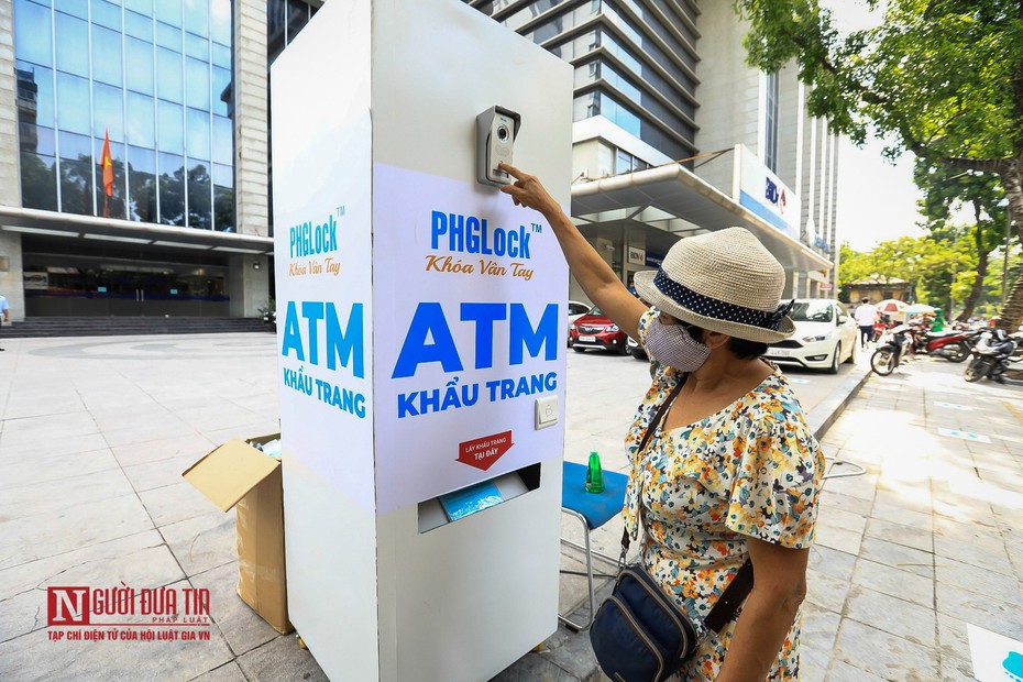 Clip: Sau “ATM gạo”, “ATM khẩu trang” miễn phí xuất hiện tại Hà Nội