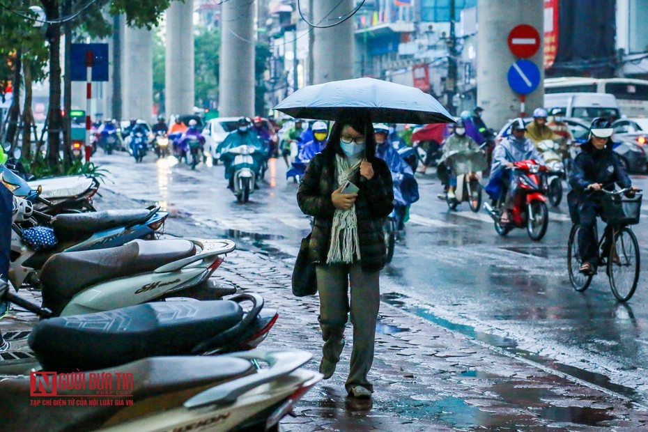 Hà Nội: Mưa lạnh, người dân khổ sở ra đường