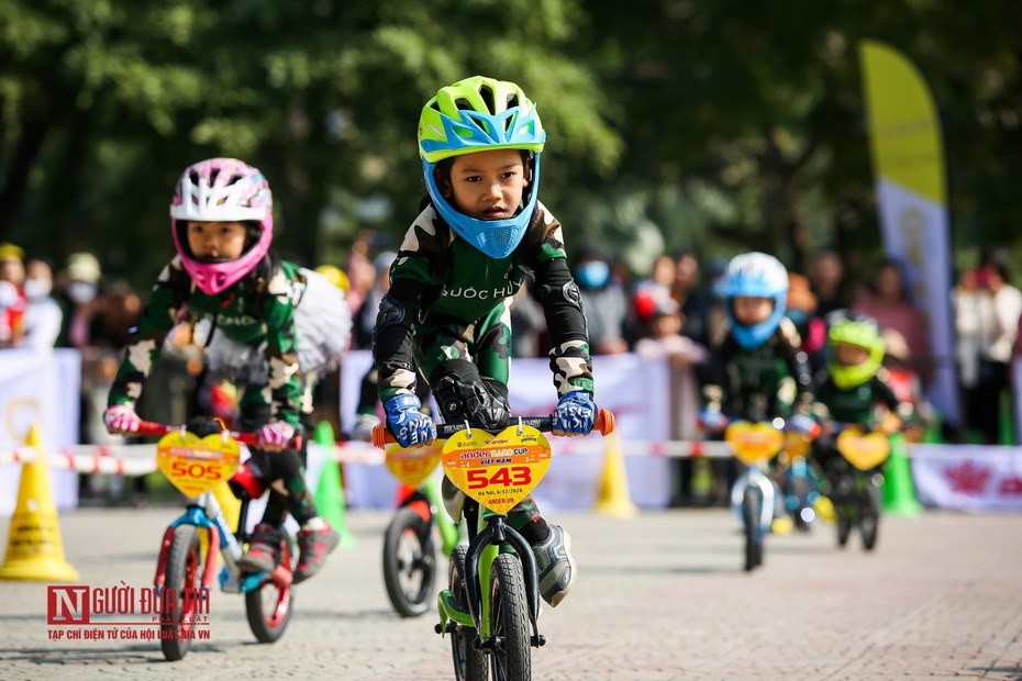 400 cua - rơ nhí tranh tài căng thẳng tại giải đua xe thăng bằng