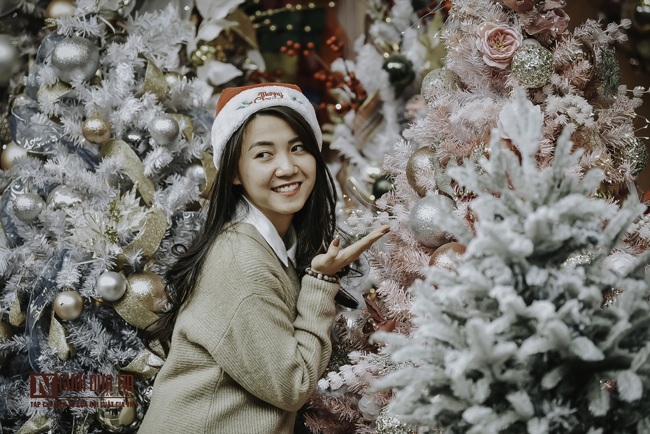 Ngắm các thiếu nữ rạng rỡ đón Noel tại Hàng Mã