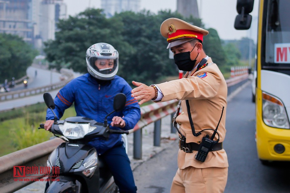 Nhiều xe máy bị xử phạt khi lưu thông trên đường Vành đai 3 trên cao