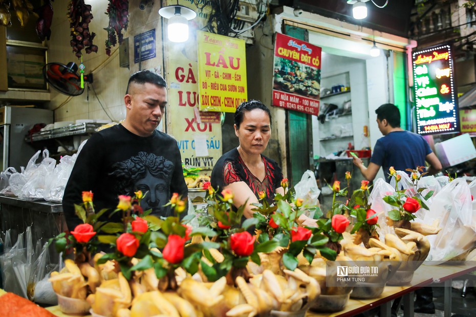 Gà ngậm hoa hồng tại “chợ nhà giàu” hút khách ngày rằm tháng Chạp