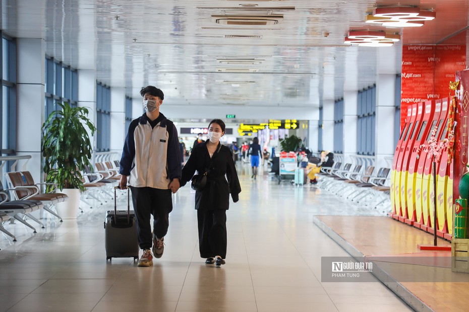 Sân bay Nội Bài vắng vẻ do dịch Covid-19