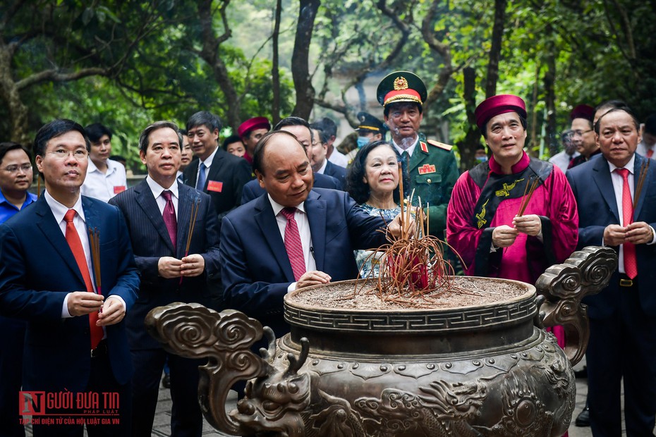 Chủ tịch nước Nguyễn Xuân Phúc dâng hương tưởng niệm các Vua Hùng