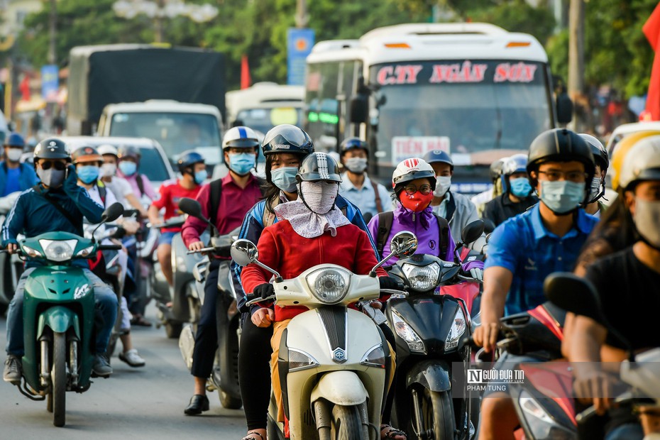 Nghỉ lễ 30/4, 1/5: Cửa ngõ Thủ đô hỗn loạn, ùn tắc kéo dài