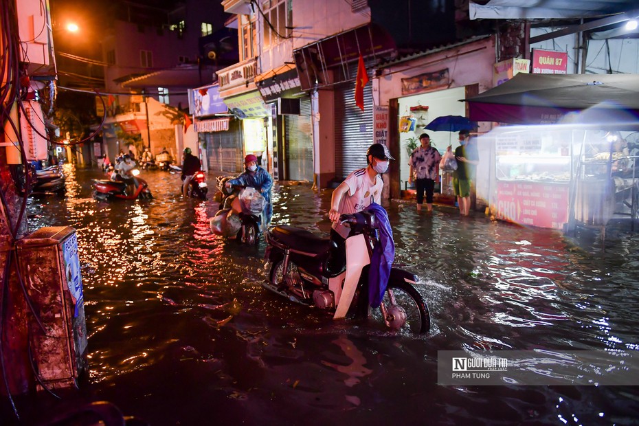 Hà Nội: Mưa lớn kéo dài, ngập nhiều tuyến phố