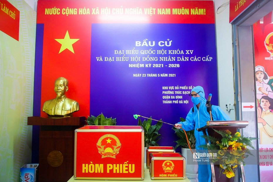 Hà Nội: Phun khử khuẩn phòng dịch Covid-19 tại các điểm bầu cử