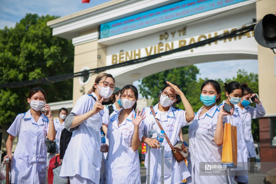 Hà Nội: Hơn 300 sinh viên, giảng viên đi Bắc Giang chống dịch Covid-19