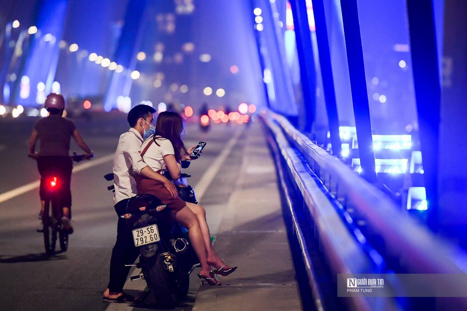 Hàng trăm người dân lên cầu Long Biên, Nhật Tân bất chấp lệnh cấm