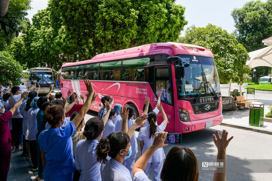 Hà Nội: “Chi viện” gần 200 y, bác sĩ tinh nhuệ vào miền Nam chống dịch