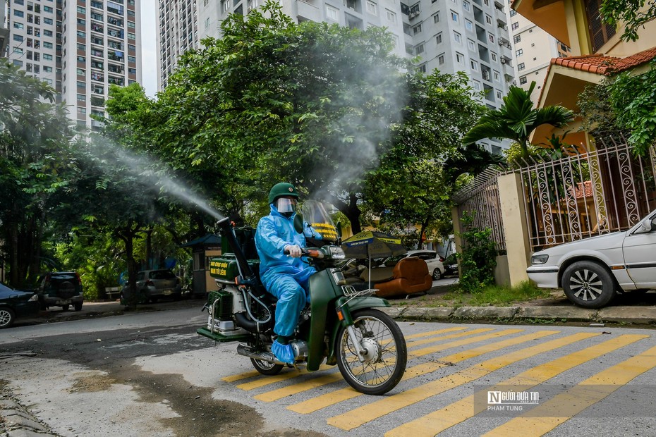 Hà Nội: Sáng chế xe máy phun khử khuẩn lưu động thay sức người