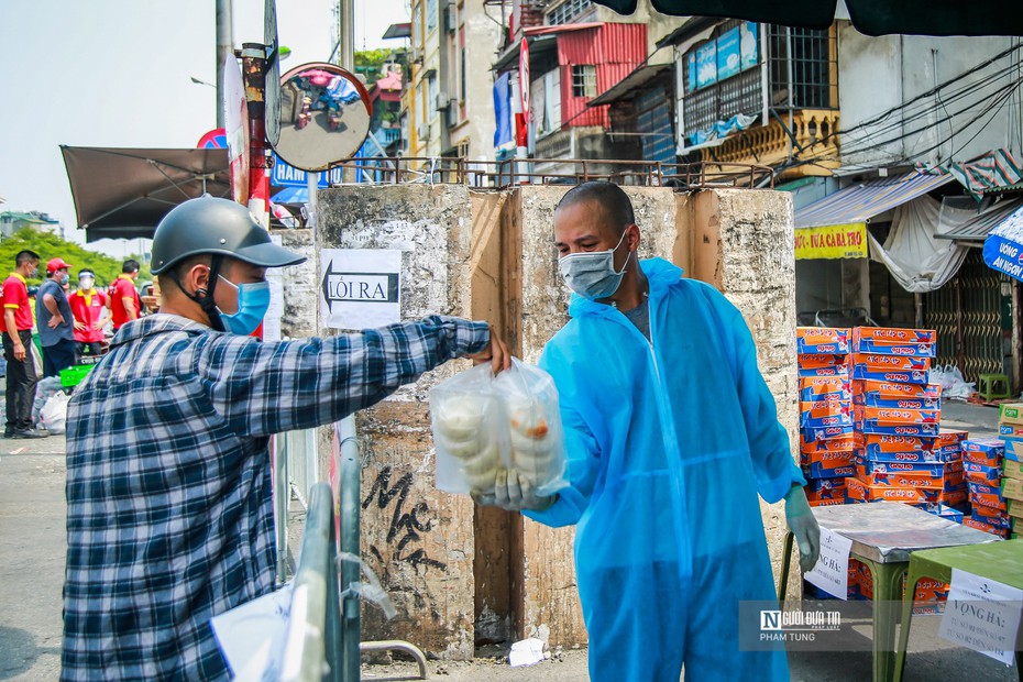 Hà Nội: Hàng trăm người tiếp tế cho người thân tại khu phong tỏa