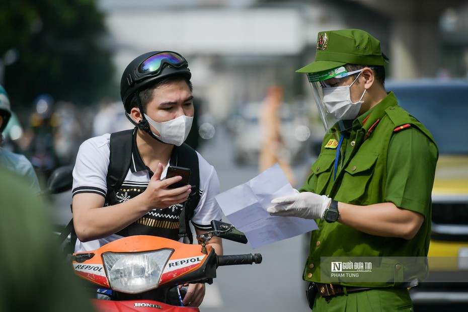 Hà Nội: Tổ công tác liên ngành xử lý nhiều trường hợp ra đường không lý do