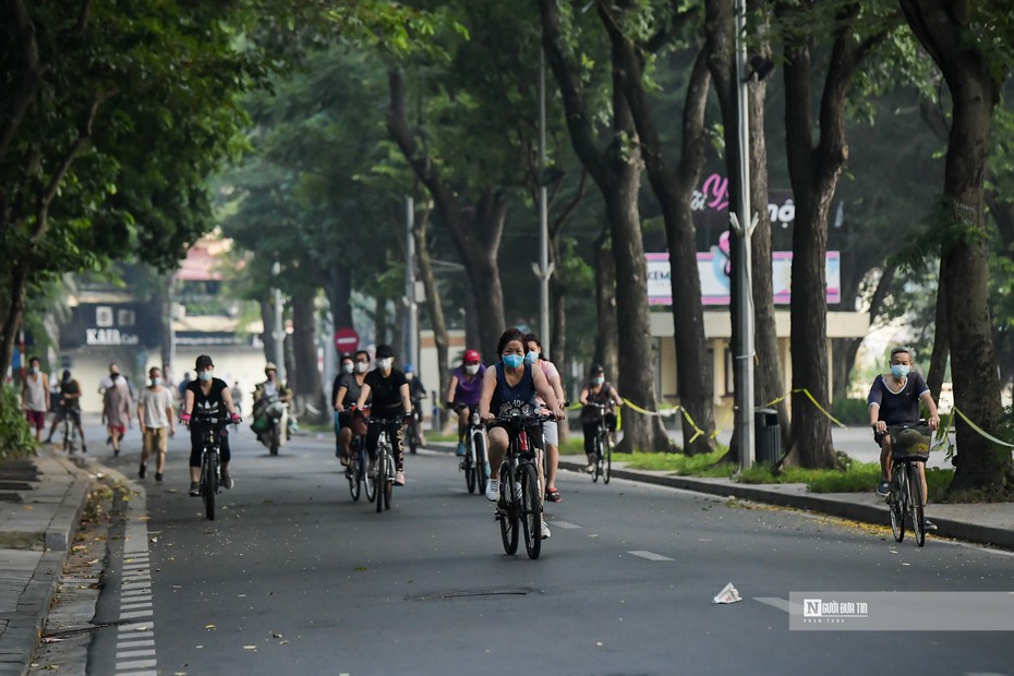 Hà Nội: Người dân ùn ùn ra đường tập thể dục