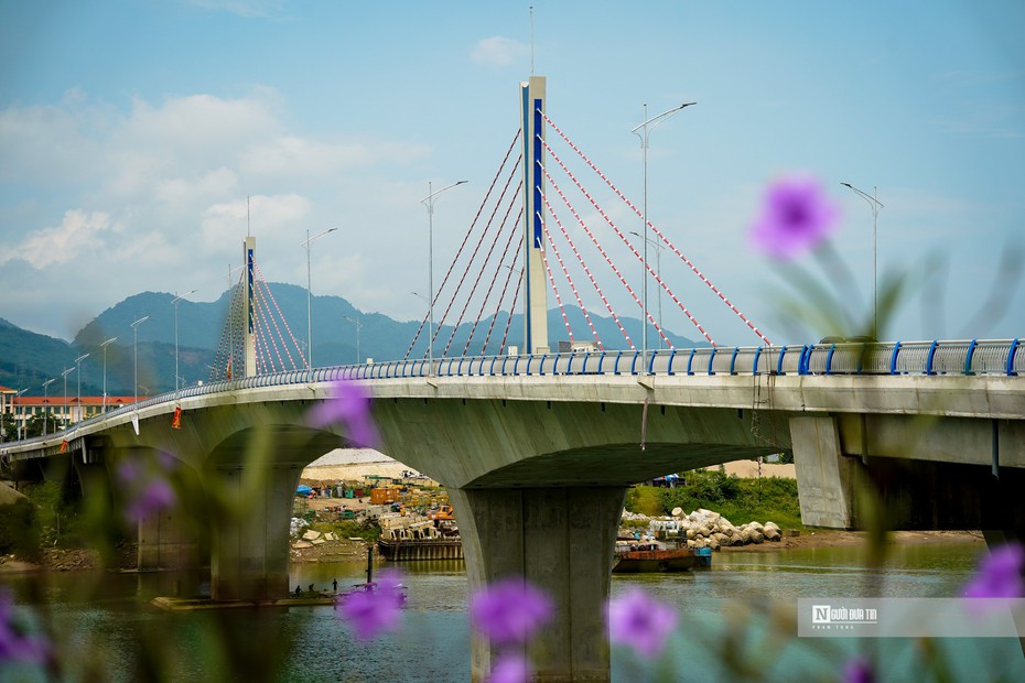Toàn cảnh cây cầu 600 tỷ qua sông Đà sau khi thông xe