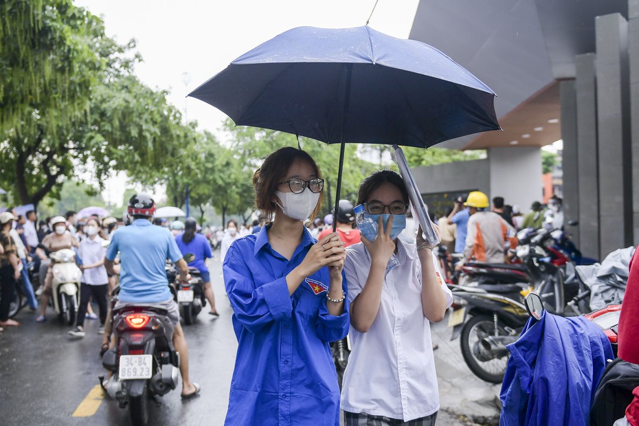 Hải Dương: Thanh niên tình nguyện đội mưa “tiếp lửa” cho thí sinh