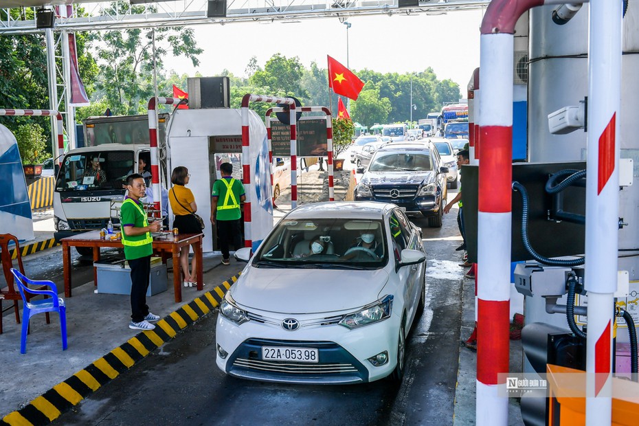 Cao tốc Hà Nội - Lào Cai ùn ứ ngày đầu hoàn toàn thu phí không dừng